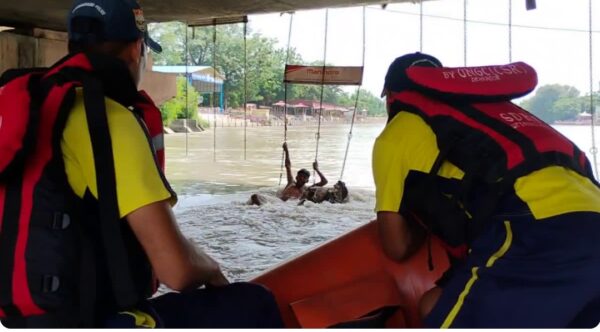 हरिद्वार कांवड़ मेला 2025 : गंगा के तेज बहाव में फंसा किशोर कांवड़िया, पुलिस ने बचाई जान