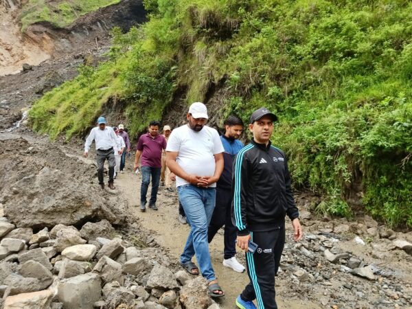 डीएम ने परखी कपकोट में आपदा प्रबंधन की मुस्तैदी, सुबह-सुबह किया औचक निरीक्षण, अधिकारियों को दिए सख्त निर्देश, भूस्खलन प्रभावित क्षेत्र का भी किया दौरा