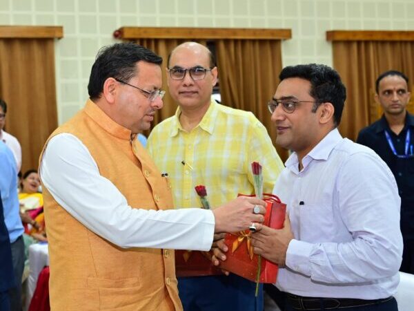 श्री महंत इंदिरेश अस्पताल के वरिष्ठ काॅर्डियोलाॅजिस्ट डाॅ. साहिल महाजन को मुख्यमंत्री धामी ने किया सम्मानित