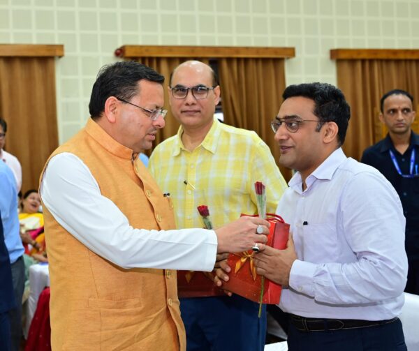 श्री महंत इंदिरेश अस्पताल के वरिष्ठ काॅर्डियोलाॅजिस्ट डाॅ. साहिल महाजन को मुख्यमंत्री धामी ने किया सम्मानित