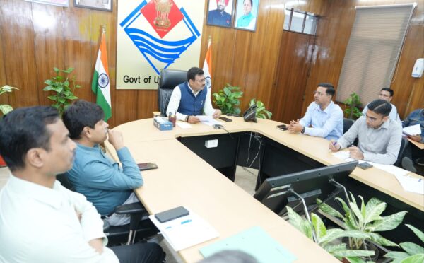 मुख्य सचिव आनंद बर्द्धन ने देहरादून मोबिलिटी प्लान को लेकर ली बैठक, सुधार कार्यों में तेजी लाने के निर्देश