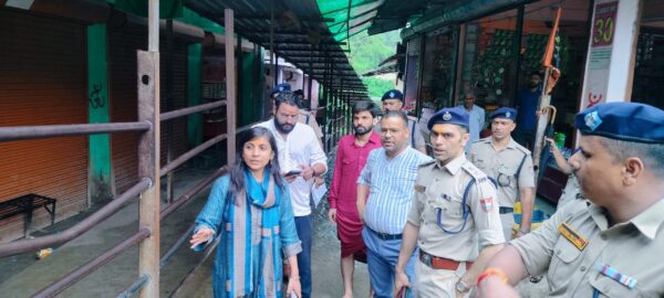 कांवड़ यात्रा की तैयारियों को लेकर डीएम स्वाति एस. भदौरिया ने नीलकंठ क्षेत्र का किया स्थलीय निरीक्षण, कमियों पर जताई नाराजगी, अधिकारियों को दिए सख्त निर्देश