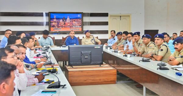 डीएम मयूर दीक्षित ने कावंड मेले को सुव्यवस्थित एवं सफलता पूर्वक संपन्न कराने के लिए की जा रही तैयारियों के लेकर की समीक्षा, दिए निर्देश