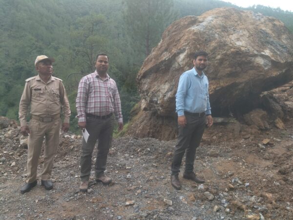 कपकोट-पोथिंग मोटर मार्ग अवरुद्ध, डीएम आशीष भटगांई के निर्देश पर एसडीएम अनिल सिंह रावत ने किया स्थलीय निरीक्षण, तत्काल खुलवाने के दिए निर्देश