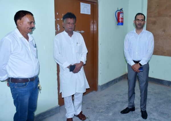 डीएम आशीष भटगाई ने राजनीतिक दलों के पदाधिकारियों की मौजूदगी में ईवीएम वेयर हाउस का किया मासिक निरीक्षण