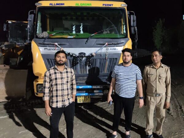 अवैध खनन के विरुद्ध डीएम मयूर दीक्षित का सख्त एक्शन ,अवैध खनन में लगे पोकलैंड व जेसीबी सहित कई वाहन सीज