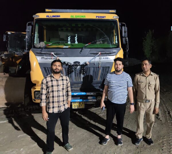 अवैध खनन के विरुद्ध डीएम मयूर दीक्षित का सख्त एक्शन ,अवैध खनन में लगे पोकलैंड व जेसीबी सहित कई वाहन सीज