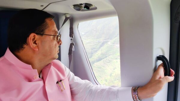 मुख्यमंत्री पुष्कर सिंह धामी ने यमुनोत्री हाइवे पर सिलाई बैंड में अतिवृष्टि से आई आपदा सहित ओजारी और स्यानचट्टी क्षेत्रों का किया हवाई निरीक्षण
