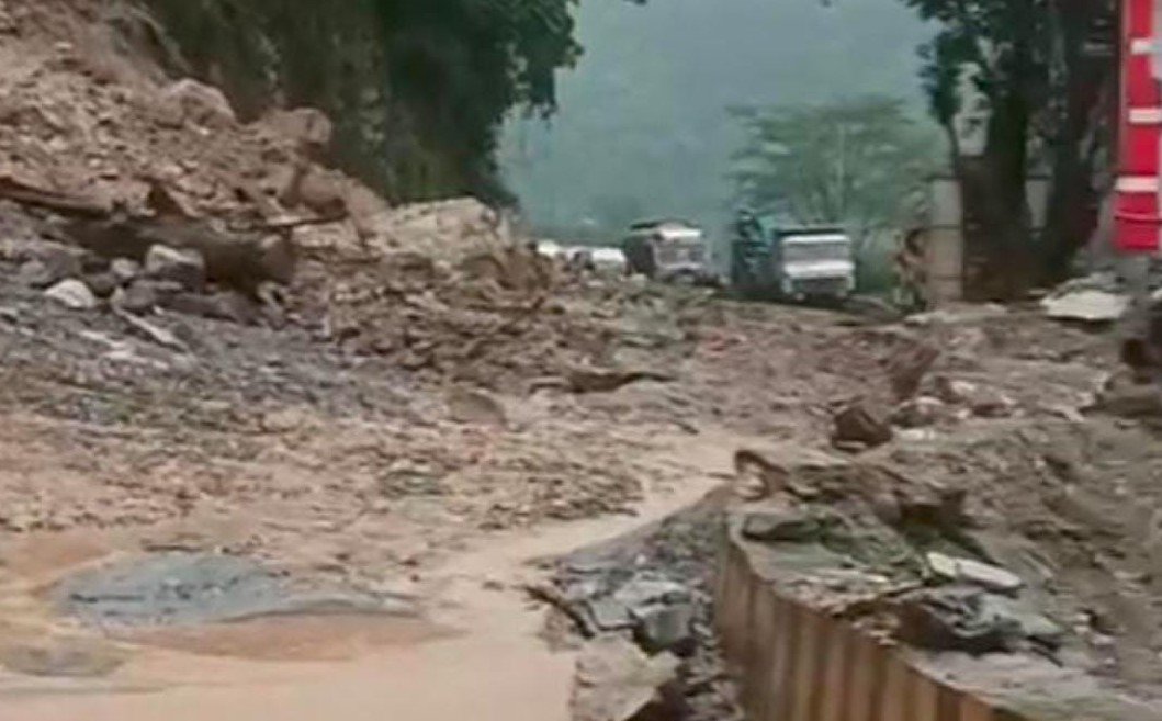 हाइवे पर स्लाइड जोन बन रहे मुसीबत का सबब