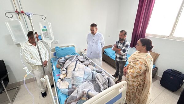 खूंखार रॉटविलर कुत्तों के हमले में घायल महिला का श्री महंत इन्दिरेश अस्पताल में इलाज जारी, कैबिनेट मंत्री गणेश जोशी ने पहुंचकर जाना हाल