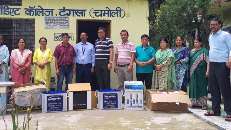 एसबीआई टंगसा इंटर कालेज को बांटी सामग्री