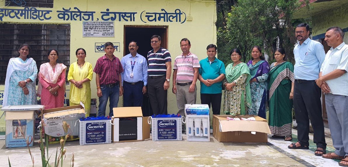 एसबीआई टंगसा इंटर कालेज को बांटी सामग्री