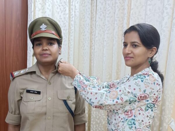 थाना जीआरपी हरिद्वार में तैनात ममता गोला बनी इंस्पेक्टर, एसपी तृप्ति भट्ट ने पहनाए स्टार
