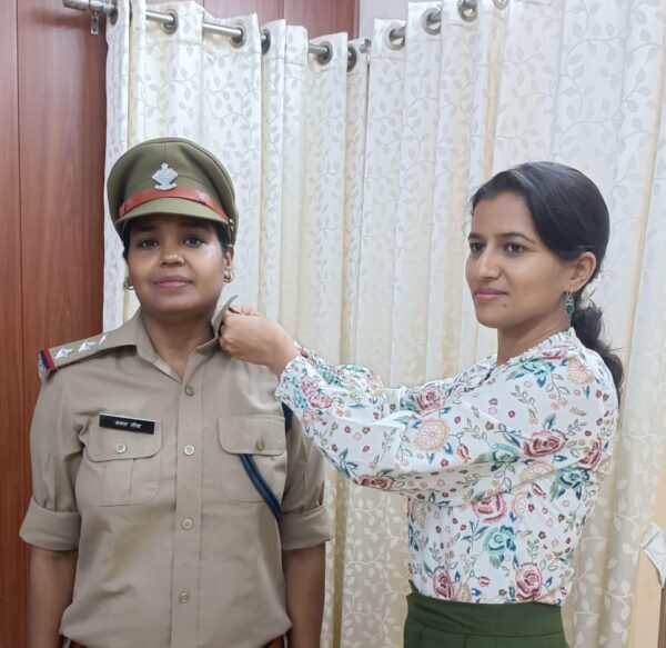 थाना जीआरपी हरिद्वार में तैनात ममता गोला बनी इंस्पेक्टर, एसपी तृप्ति भट्ट ने पहनाए स्टार