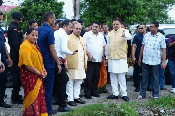 मुख्यमंत्री पुष्कर सिंह धामी ने देहरादून में रायपुर क्षेत्र के अंतर्गत अतिवृष्टि से प्रभावित क्षेत्रों का किया स्थलीय निरीक्षण