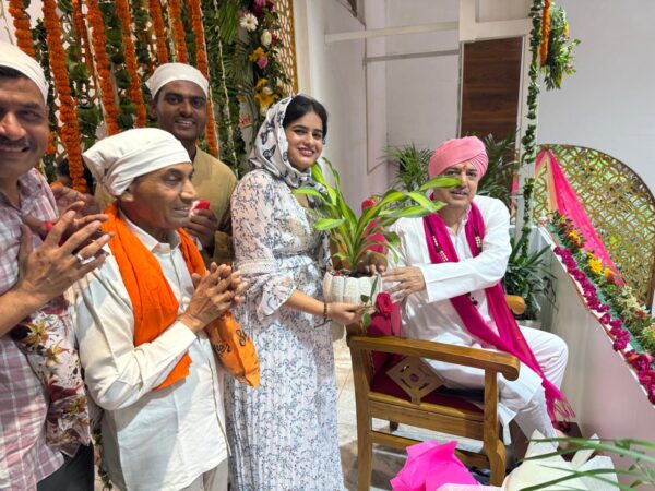 श्री दरबार साहिब में गुरु पूर्णिमा पर गुरु महिमा से निहाल हुई संगतें, श्री दरबार साहिब के सज्जादे गद्दीनशीन श्रीमहंत देवेन्द्र दास जी महाराज ने संगतों को दिए दर्शन