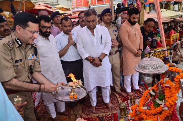 डीजीपी दीपम सेठ ने कांवड़ मेले को सकुशल संपन्न कराने के लिए मां गंगा का लिया आशीर्वाद