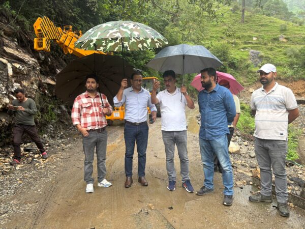 डीएम प्रशांत आर्य ने यमुनोत्री हाइवे पर ओजारी और स्यानचट्टी क्षेत्रों का किया निरीक्षण, दिए निर्देश