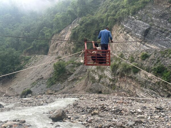 टिहरी : डीएम नितिका खण्डेलवाल के निर्देशन में जौनपुर ब्लॉक के चिफल्डी गदेरे पर लगी ट्रॉली, ग्रामीणों को आवागमन में मिली बड़ी राहत