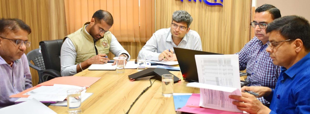 सीमावर्ती गांवों के जीवन स्तर में सुधार लाने पर जोर – डीएम संदीप तिवारी