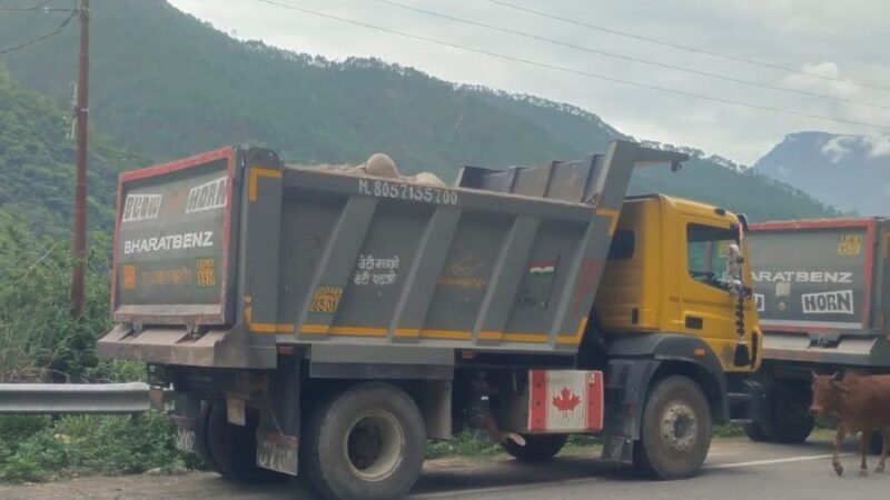 अवैध खनन से जुड़े चार डंपर पुलिस ने किए सीज