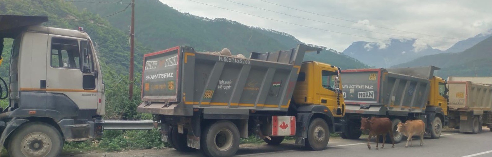 अवैध खनन से जुड़े चार डंपर पुलिस ने किए सीज