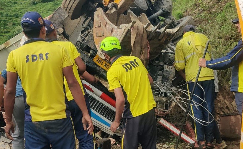 चिन्यालीसौड़ में एक डंपर  पलटा, दो  घायल, एक की मौत