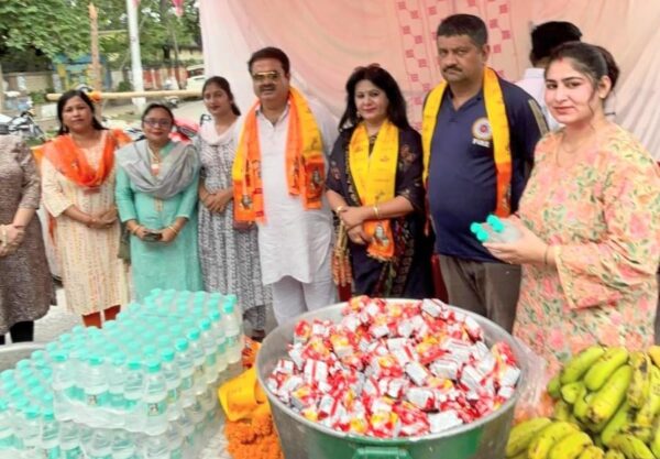 कांवड़ मेले में सर्व समाज सेवा संगठन की अध्यक्षा नीलम चौधरी ने बांटे फल, विधायक उमेश कुमार ने की सराहना