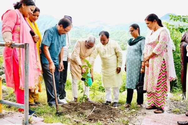 हरेला पर्व पर शिक्षा विभाग ने रोपे 1.5 लाख से अधिक पौधे, पर्यावरण संरक्षण को छात्र-छात्राओं व शिक्षकों ने दिया अनूठा संदेश, मंत्री डॉ. धन सिंह रावत ने दिया 5 लाख पौधे लगाने का लक्ष्य