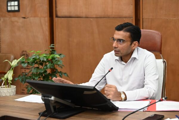 बेटे ने गिफ्ट डीड में ली संपत्ति, माता-पिता को किया बेदखल : देहरादून DM बंसल ने पहली सुनवाई में ही रद्द की रजिस्ट्री, बुजुर्ग दम्पति को वापस मिला घर