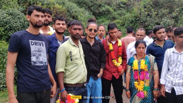 मशहूर ब्लॉगर पंकू पहाड़ी और वाहन चालकों ने जिला पंचायत सदस्य गढ़कोट से प्रत्याशी सविता देवी के लिए संभाली चुनाव प्रचार की बागडोर