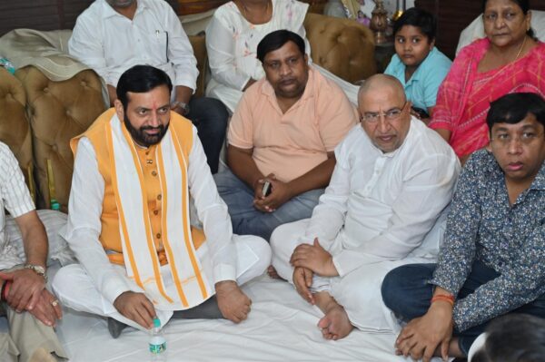 राज्यसभा सांसद डॉ. नरेश बंसल की पूज्य माता के निधन पर हरियाणा के सीएम नायब सिंह सैनी सहित कई दिग्गज नेताओं ने आवास पर पहुंचकर दी श्रद्धांजलि