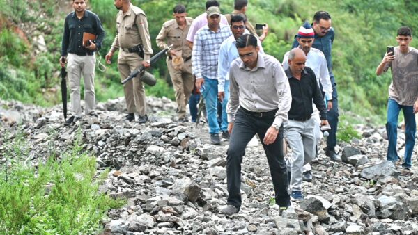 डीएम सविन बंसल का बटोली दौरा हुआ कारगर, वर्षों पुरानी विद्युत व पेयजल समस्या का हुआ स्थायी समाधान; सड़क संपर्क भी बहाल
