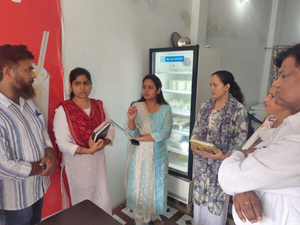 सीडीओ आकांक्षा कोंडे ने माही स्वयं सहायता समूह की डेयरी और माही मिल्क बार का किया निरीक्षण