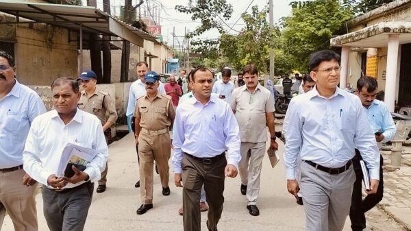 डीएम मयूर दीक्षित ने तहसील एवं विकास खंड भगवानपुर का किया औचक निरीक्षण, दिए ये सख्त निर्देश