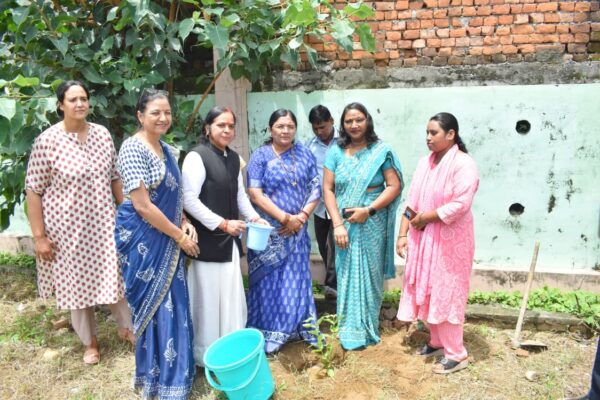 केंद्रीय राज्य मंत्री सावित्री ठाकुर ने हरिद्वार वन स्टॉप सेंटर का किया भ्रमण, महिला सहायता व्यवस्थाओं को परखा और लगाया “एक पेड़ माँ के नाम”