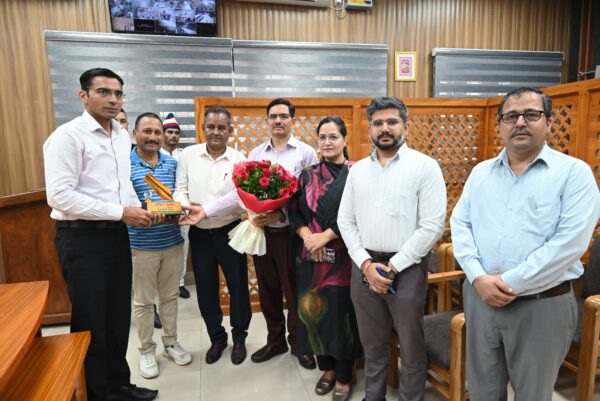 जिला स्तरीय स्थाई समिति के सदस्यों ने डीएम सविन बंसल से की शिष्टाचार भेंट, जनहितकारी कार्यों को सराहा