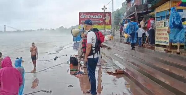 गंगा नदी का जल स्तर बढ़ते देख, जिला प्रशासन मुस्तैद