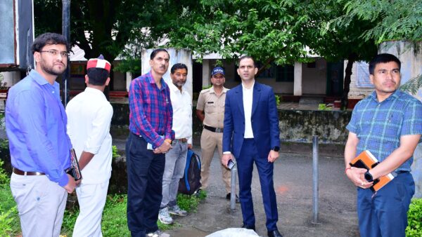 डीएम आशीष भटगांई ने तहसील परिषद बागेश्वर में निर्माणाधीन सभागार का किया औचक निरीक्षण, कहा – निर्माण कार्यों में गुणवत्ता से कोई समझौता नहीं किया जाएगा