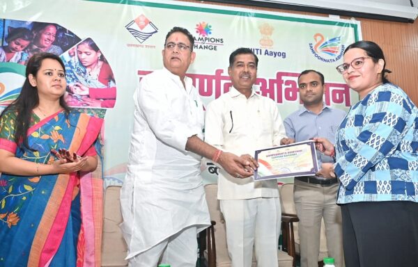 सम्पूर्णता अभियान सम्मान समारोह : डीएम व सीडीओ सहित जनप्रतिनिधियों ने 22 अधिकारियों को किया सम्मानित