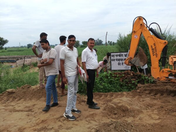 डीएम मयूर दीक्षित के निर्देशन में अतिक्रमण के विरूद्ध गरजी जेसीबी, 3130 वर्ग मीटर से अधिक भूमि कराई गई कब्जामुक्त