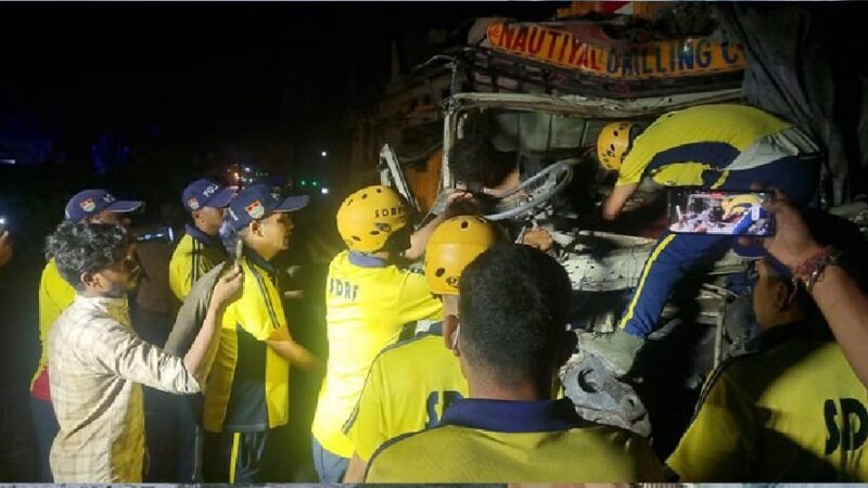 भीषण सड़क हादसा : ट्रक और ट्रोले की टक्कर के बाद लगी आग, दो चालकों की मौत, एक गंभीर घायल