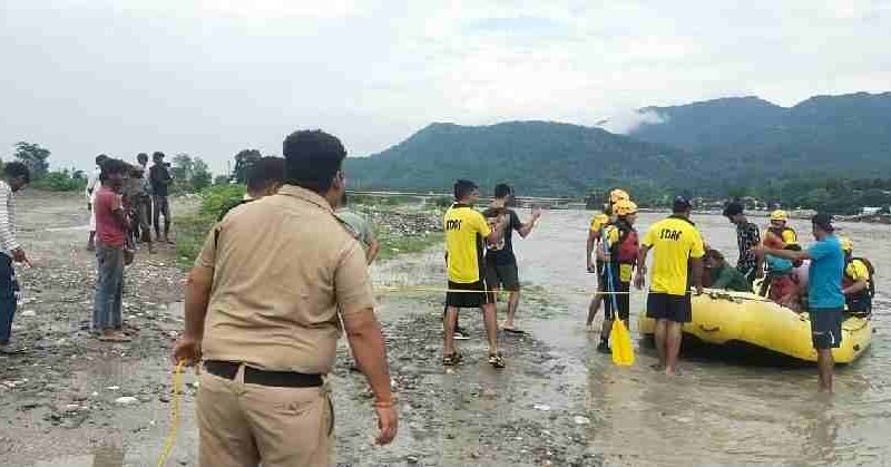 डाकपत्थर क्षेत्र में यमुना नदी के टापू में फंसे 11 व्यक्तियों को पुलिस ने सकुशल किया रेस्क्यू