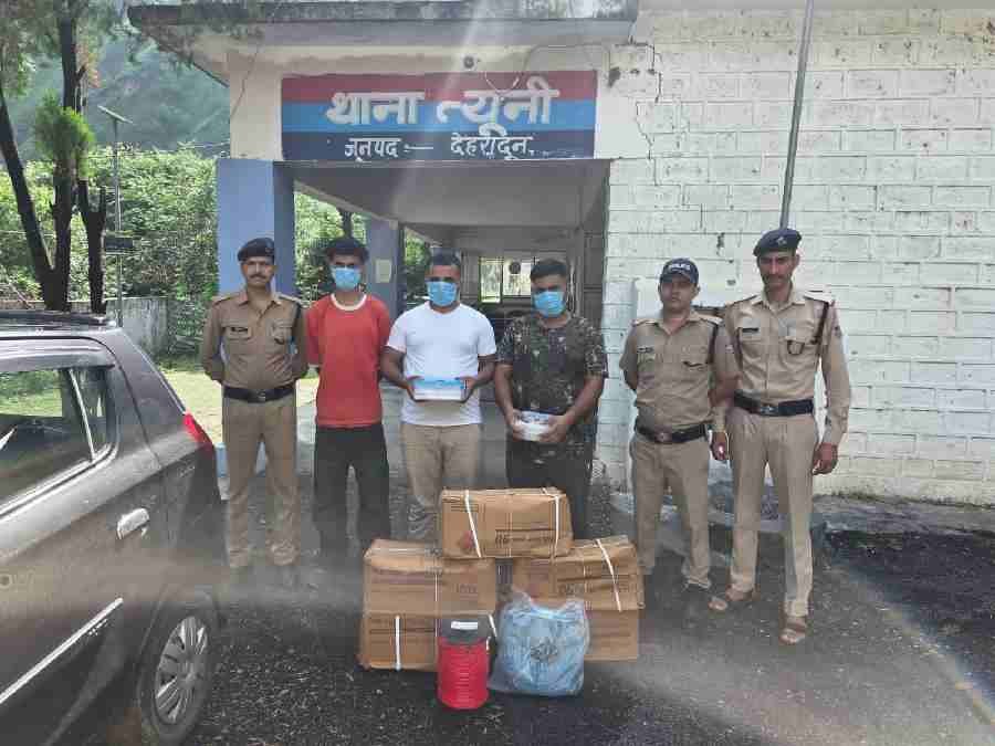 भारी मात्रा में विस्फोटक पदार्थों के साथ 3 अभियुक्तों को दून पुलिस ने किया गिरफ्तार, 5 पेटियों में रखा 125 किलो ग्राम डायनामाइट हुआ बरामद
