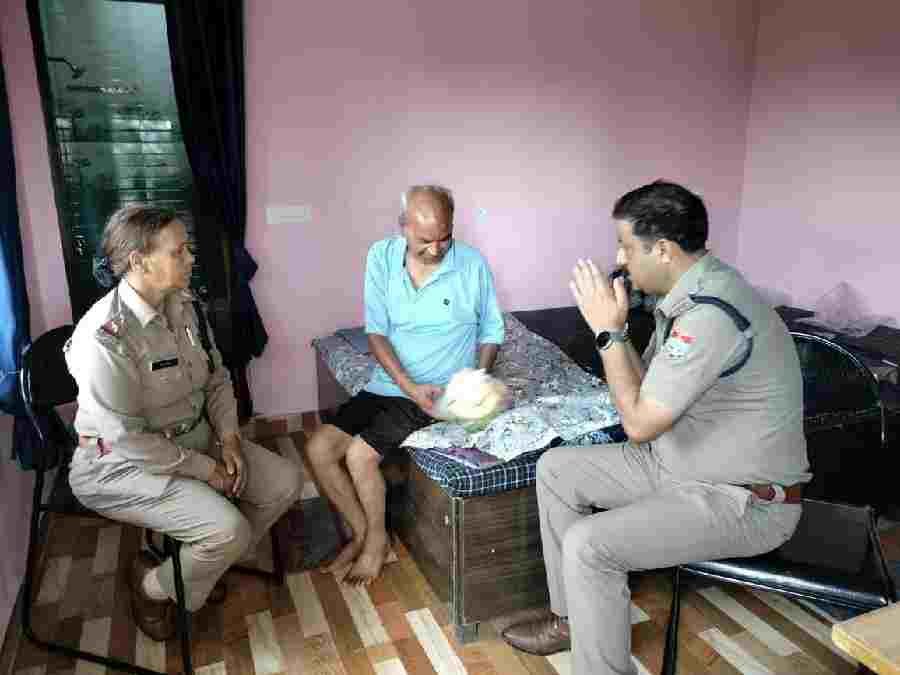 दून पुलिस पहुँची बुजुर्गो के द्वार, कुशलक्षेम पूछकर जाना उनका हाल, सभी बुजुर्गों को किये फल वितरित, उपलब्ध कराई दवाइयां व अन्य सामान