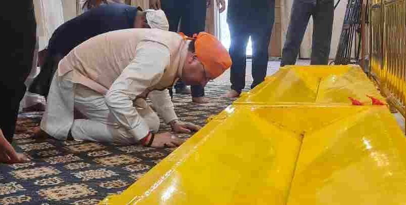 मुख्यमंत्री धामी ने नानकमत्ता साहिब गुरुद्वारे में टेका मत्था, बच्चों से की आत्मीय भेंट धार्मिक आस्था और सामाजिक सौहार्द का दिया संदेश