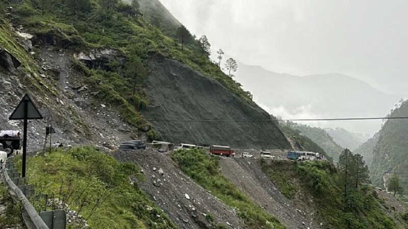उत्तराखंड : मोली में मूसलाधार बारिश कराकर, चारधाम यात्रा पर ब्रेक, 50 से अधिक सड़कें बंद