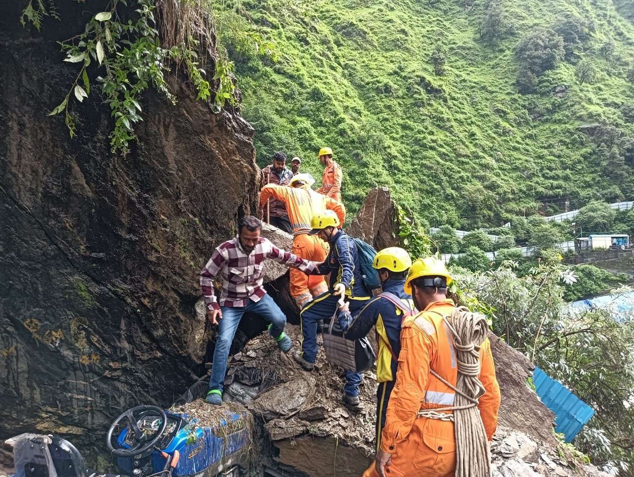 बारिश का कहर : यहां बादल फटा, केदारनाथ यात्रा रोकी गई, श्रीनगर में घरों में घुसा पानी