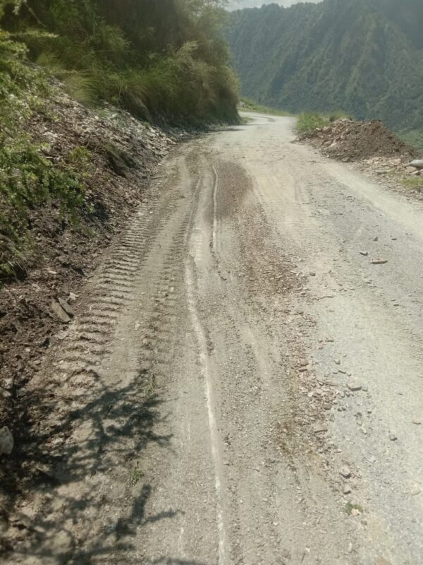 बरसात से बाधित सड़कें, प्राथमिकता पर खोल रहा जिला प्रशासन, डीएम सविन बंसल के निर्देश, कार्यदायी संस्था की जेसीबी, मशीनरी, मैनपावर ऑन स्पाट तैनात