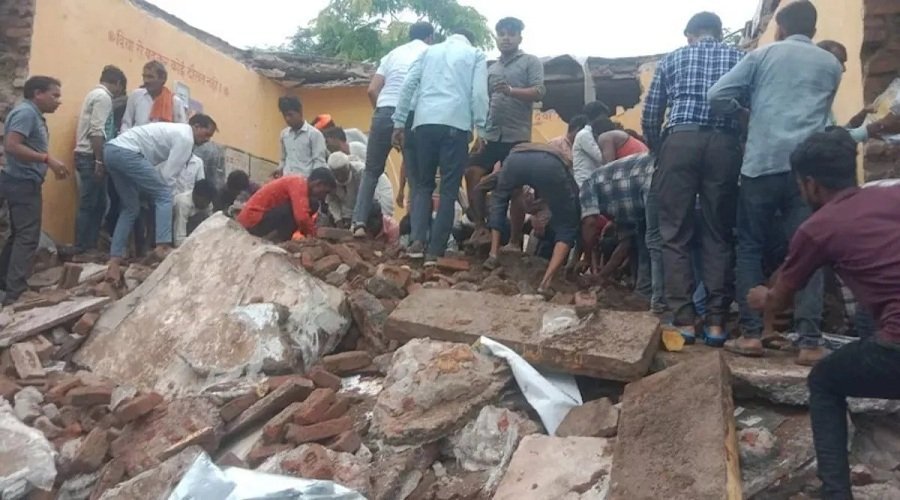 बड़ा हादसा : प्रार्थना सभा के दौरान स्कूल की छत गिरी, चार बच्चों की मौत, कई मलबे में दबे
